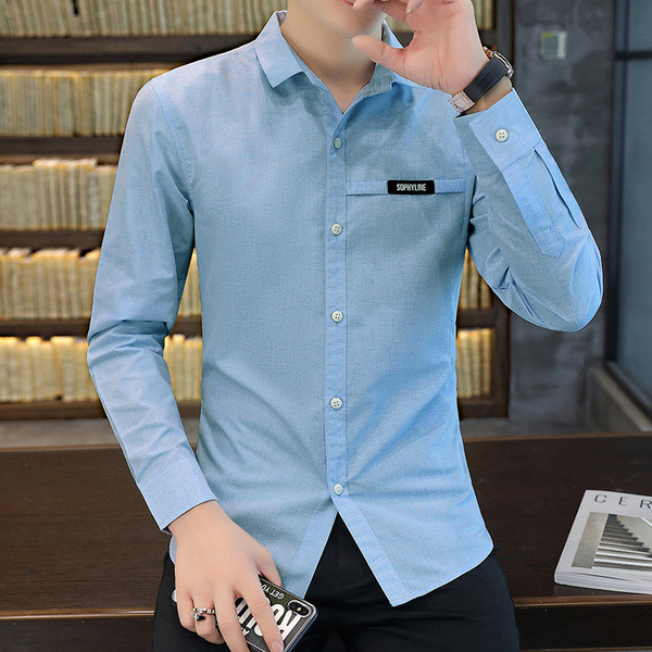 Stílusos férfi ing emblémával és hosszú ujjal