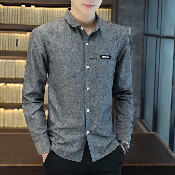 Stílusos férfi ing emblémával és hosszú ujjal