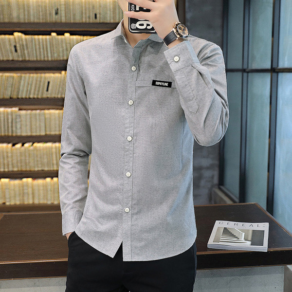 Stílusos férfi ing emblémával és hosszú ujjal