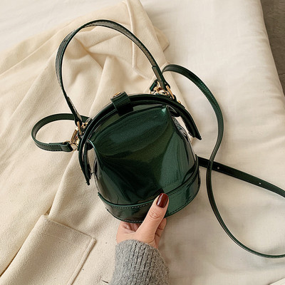 Ženska moderna okrugla lakirana kožna torba