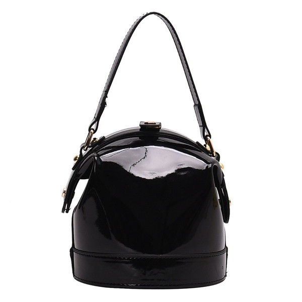 Ženska moderna okrugla lakirana kožna torba