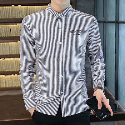 Prugasta muška košulja s niskim ovratnikom i vezom