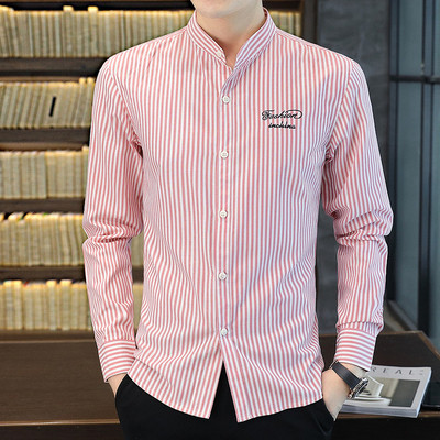 Prugasta muška košulja s niskim ovratnikom i vezom