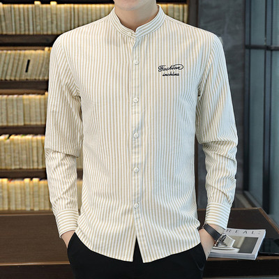 Prugasta muška košulja s niskim ovratnikom i vezom