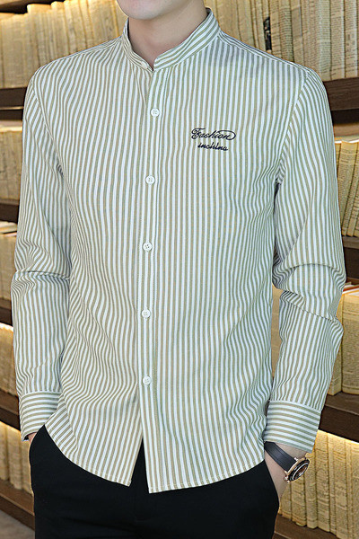 Prugasta muška košulja s niskim ovratnikom i vezom