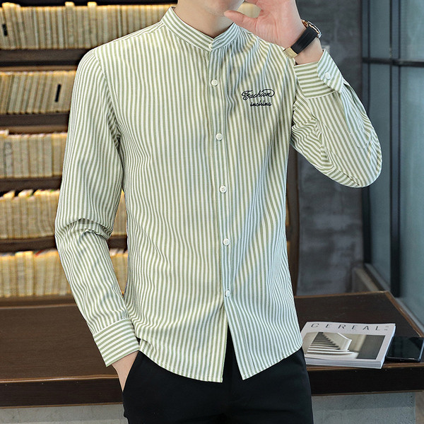 Prugasta muška košulja s niskim ovratnikom i vezom