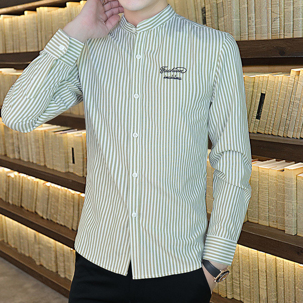 Prugasta muška košulja s niskim ovratnikom i vezom