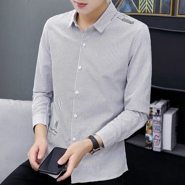 Moodne meeste särk tikandi ja klassikalise kraega