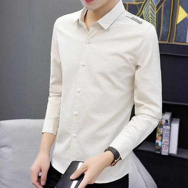 Moodne meeste särk tikandi ja klassikalise kraega