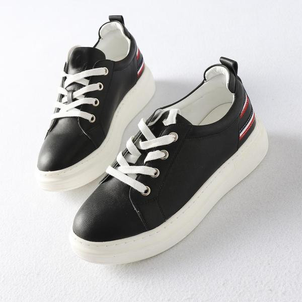 Öko bőrből készült női tornacipő új modellje platformmal és fűzővel