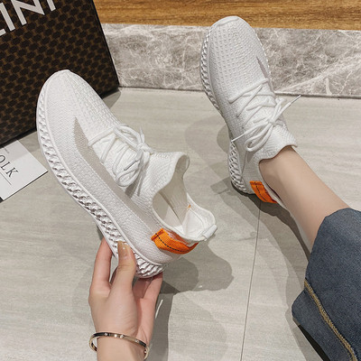 Sportiški laisvalaikio moteriški sportbačiai lygiais padais