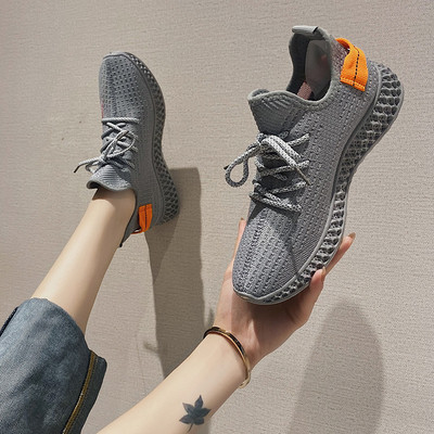 Sportiški laisvalaikio moteriški sportbačiai lygiais padais