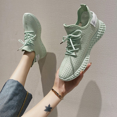 Sportiški laisvalaikio moteriški sportbačiai lygiais padais