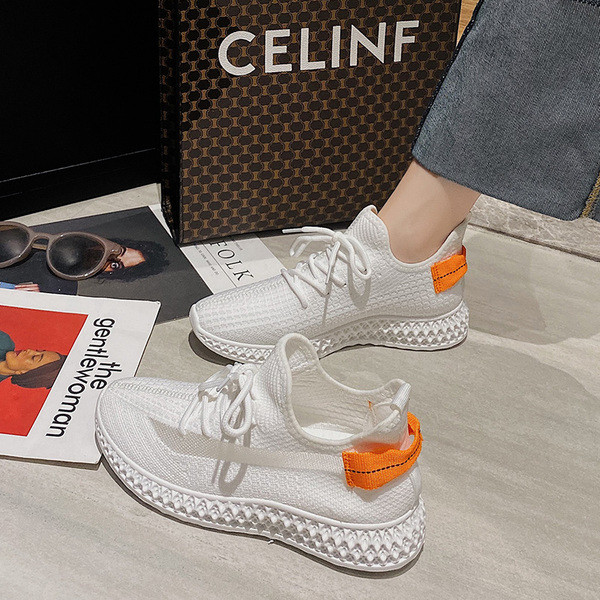 Sportiški laisvalaikio moteriški sportbačiai lygiais padais