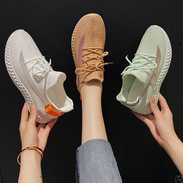 Sportiški laisvalaikio moteriški sportbačiai lygiais padais