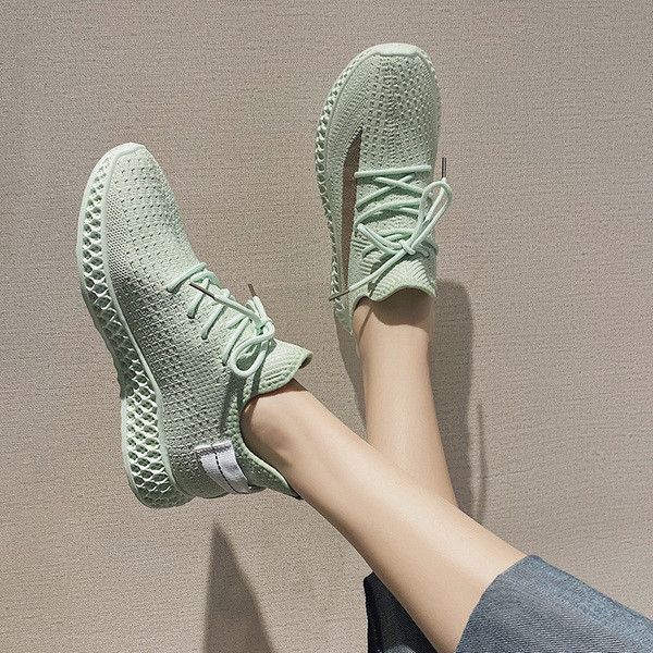 Sportiški laisvalaikio moteriški sportbačiai lygiais padais