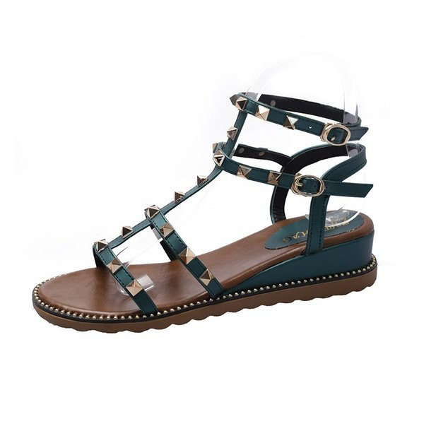 Modern női szandál szegecselemekkel