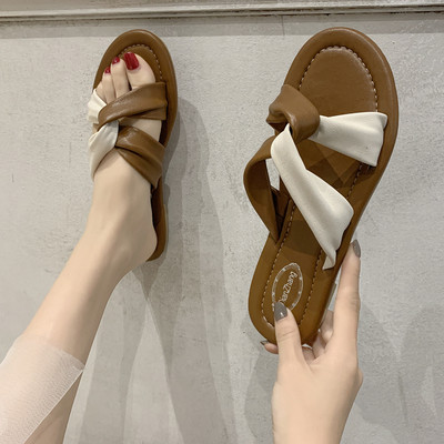 Kétszínű, lapos talpú női papucs