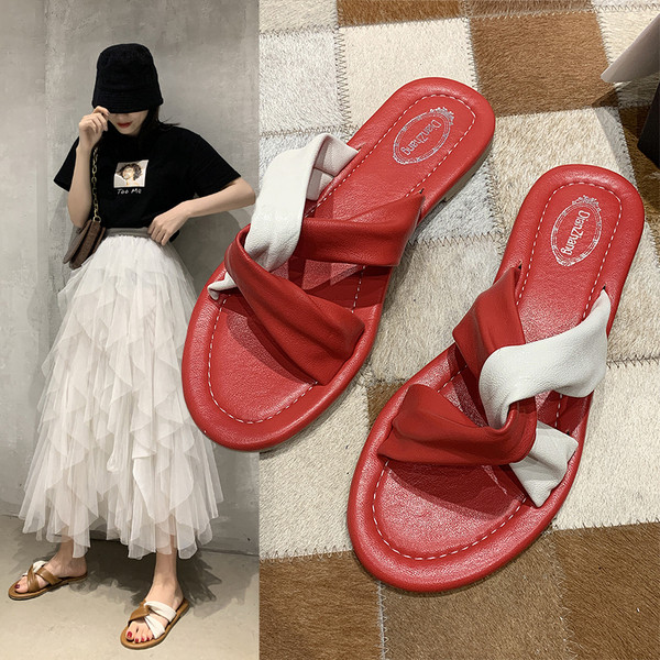 Kétszínű, lapos talpú női papucs