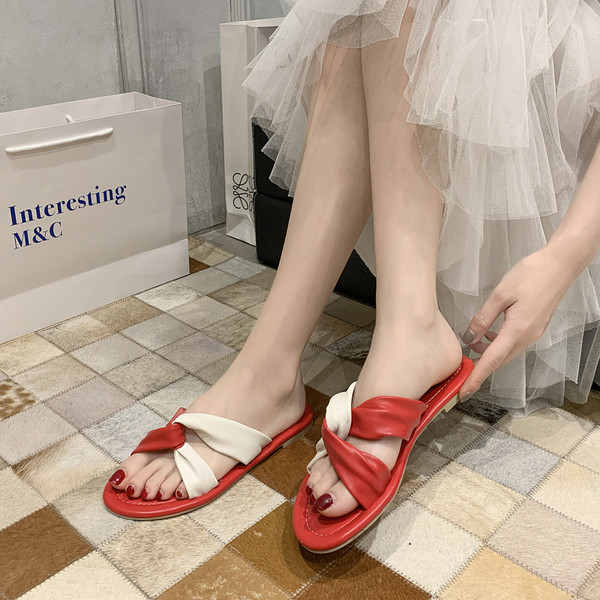 Kétszínű, lapos talpú női papucs