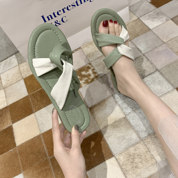 Kétszínű, lapos talpú női papucs