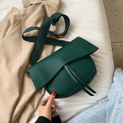 Moderni moteriška rankinė su ilga rankena pagaminta iš eko odos