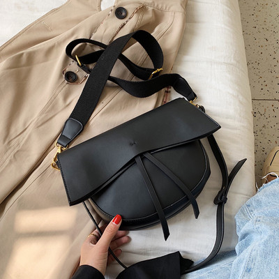 Moderni moteriška rankinė su ilga rankena pagaminta iš eko odos