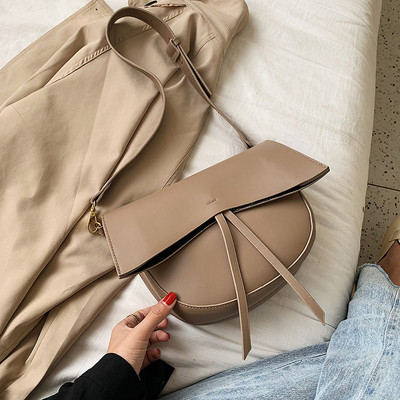 Moderni moteriška rankinė su ilga rankena pagaminta iš eko odos