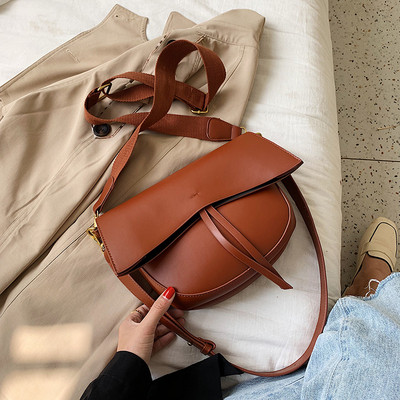 Moderni moteriška rankinė su ilga rankena pagaminta iš eko odos