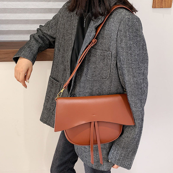 Moderni moteriška rankinė su ilga rankena pagaminta iš eko odos