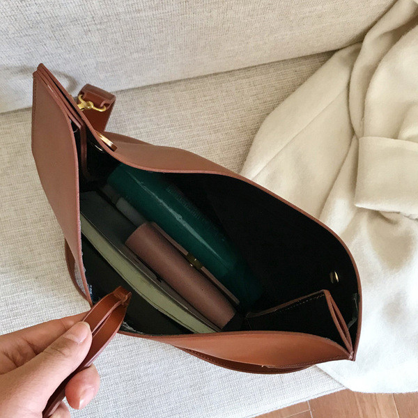 Moderni moteriška rankinė su ilga rankena pagaminta iš eko odos