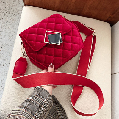 Elegáns női táska csattal