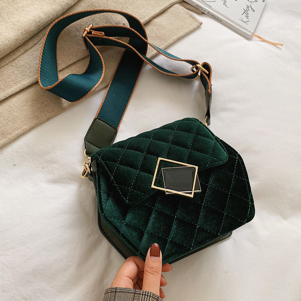 Elegáns női táska csattal