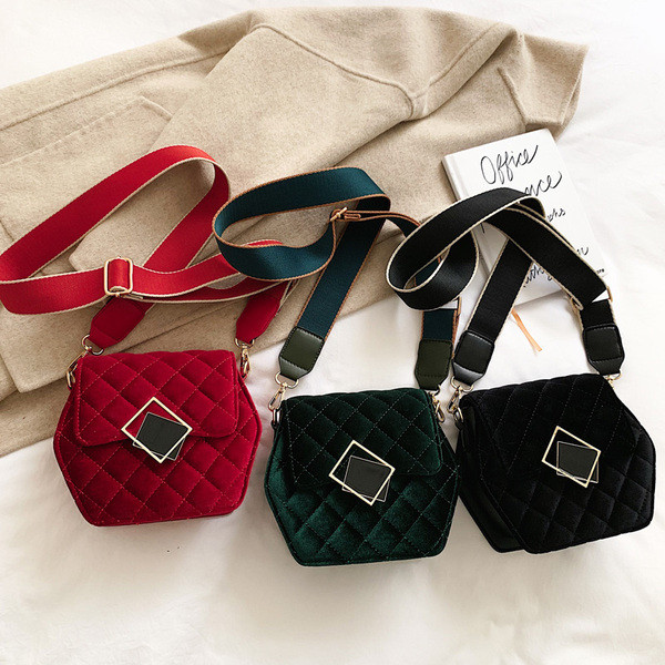 Elegáns női táska csattal