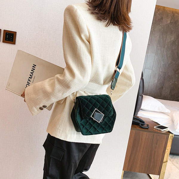 Elegáns női táska csattal