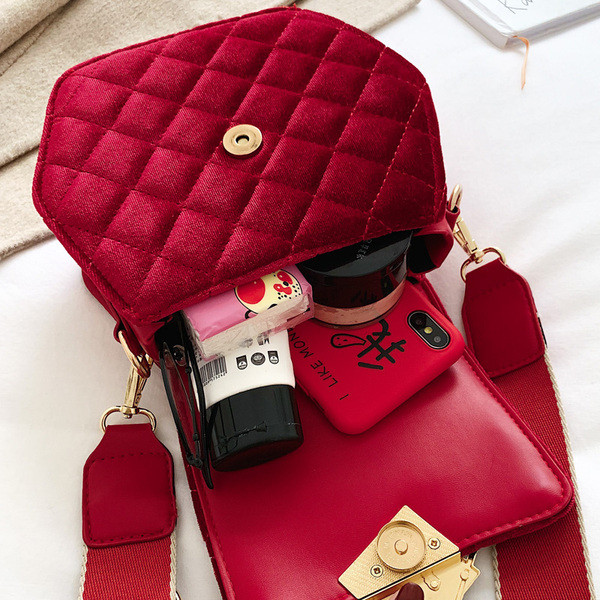 Elegáns női táska csattal