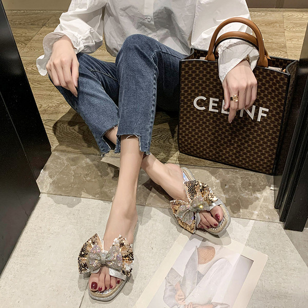 Šiuolaikinės moteriškos šlepetės su blizgučiais