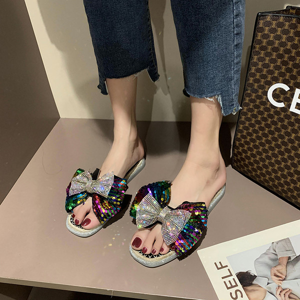 Šiuolaikinės moteriškos šlepetės su blizgučiais