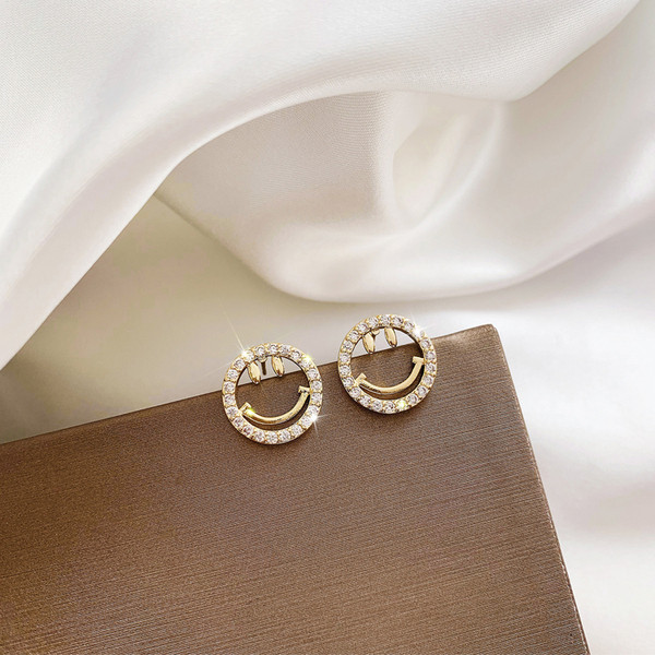 Kicsi női fülbevaló kerek formában kövekkel