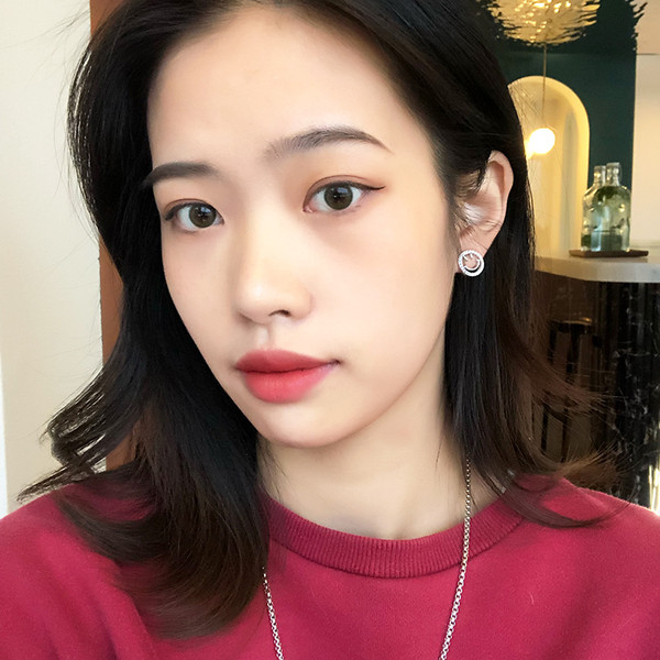 Kicsi női fülbevaló kerek formában kövekkel