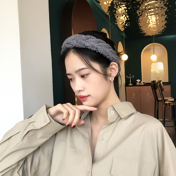 Kicsi női fülbevaló kerek formában kövekkel