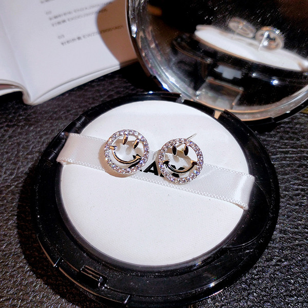 Kicsi női fülbevaló kerek formában kövekkel