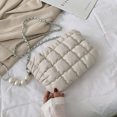 Stílusos kézitáska díszítőgyöngyökkel