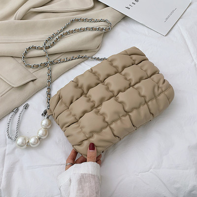 Stílusos kézitáska díszítőgyöngyökkel