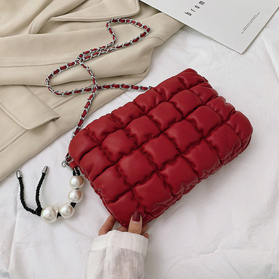 Stílusos kézitáska díszítőgyöngyökkel