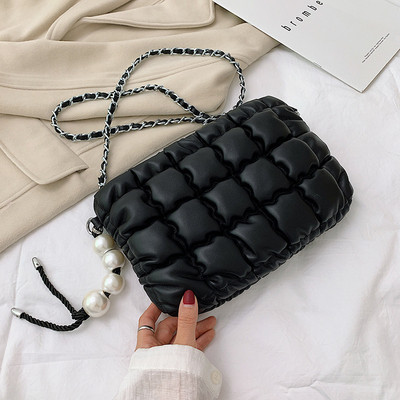 Stílusos kézitáska díszítőgyöngyökkel