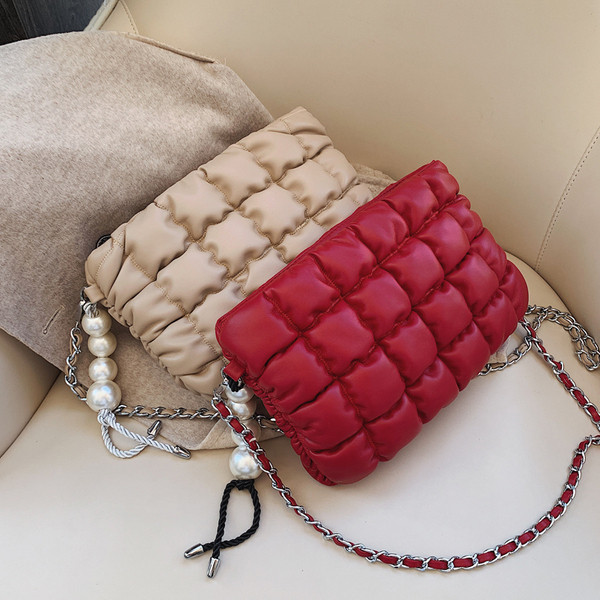 Stílusos kézitáska díszítőgyöngyökkel