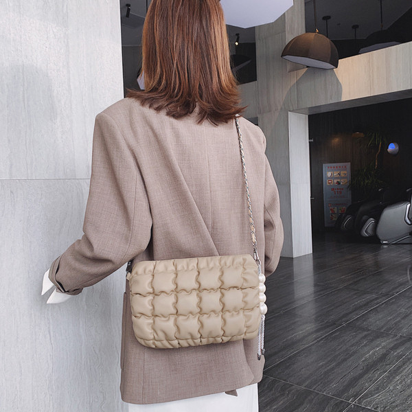 Stílusos kézitáska díszítőgyöngyökkel