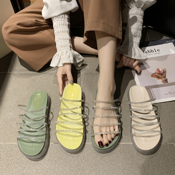 Šiuolaikinės moteriškos šlepetės su petnešėlėmis su akmenukais