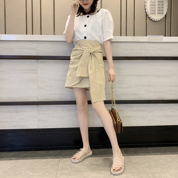 Šiuolaikinės moteriškos šlepetės su petnešėlėmis su akmenukais